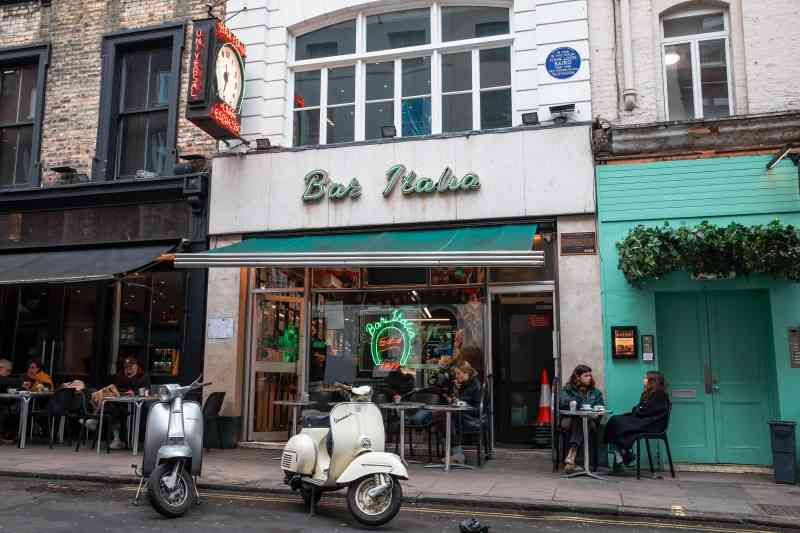 Los italianos tienen una larga historia en Londres, como Bar Italia que introdujo la cultura de los cafés en Soho